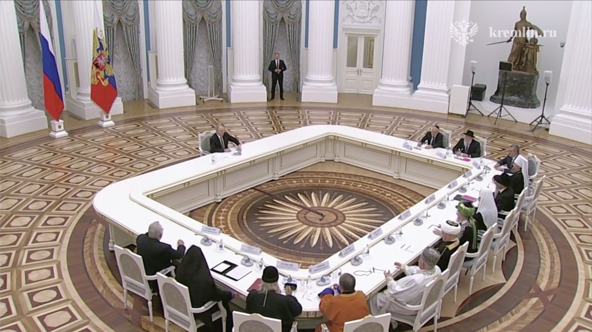 Kreml zkrátil povinnou izolaci pro Putinovy hosty a pořídil nový obří stůl na jednání